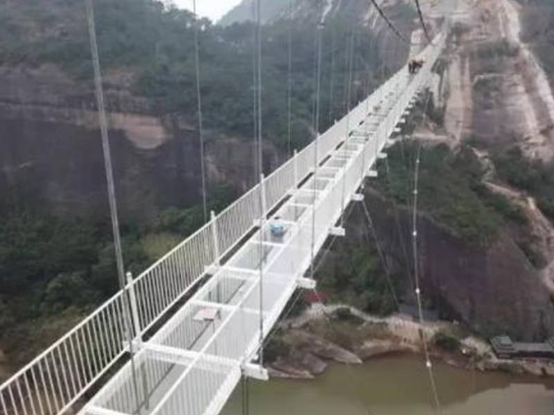 玻璃吊橋受到外國人質(zhì)疑，不遠(yuǎn)萬里來砸橋，結(jié)局讓人很無奈